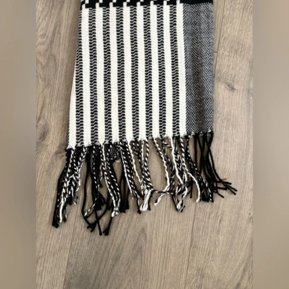 NWOT Women's Le Luxe Winter Scarf Fringe Black and White Striped Plaid Soft Warm